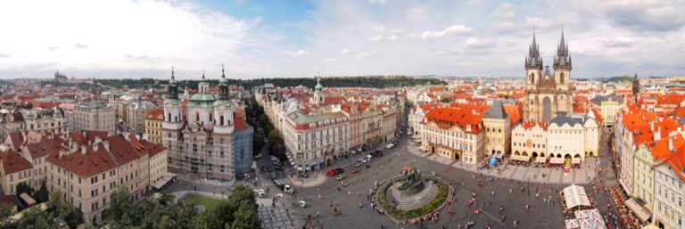 Panorama Staroměstského náměstí v Praze s věžemi Týnského chrámu
