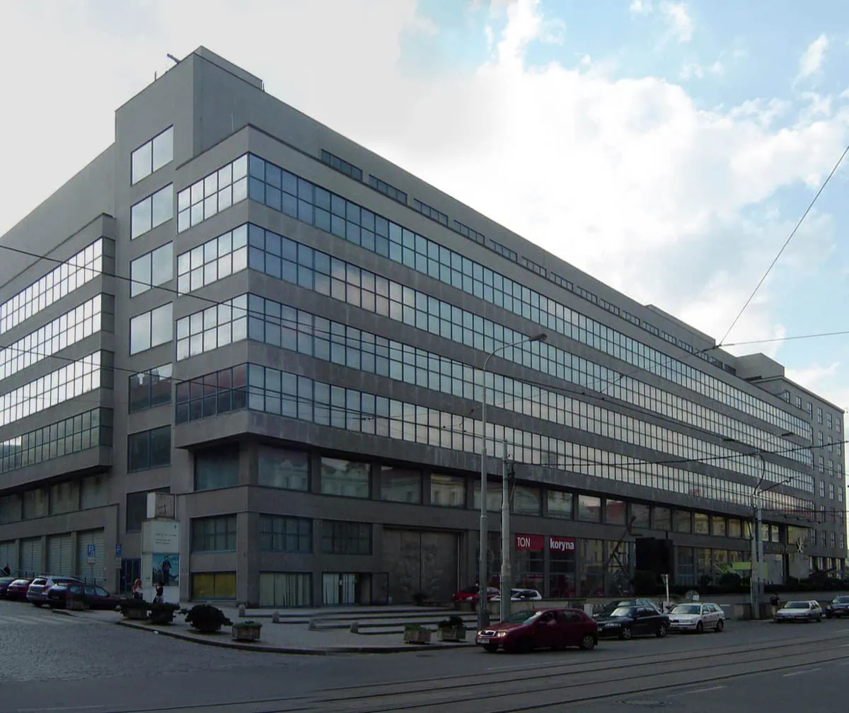 Funkcionalistická budova Veletržního paláce, sídla Národní galerie v Praze