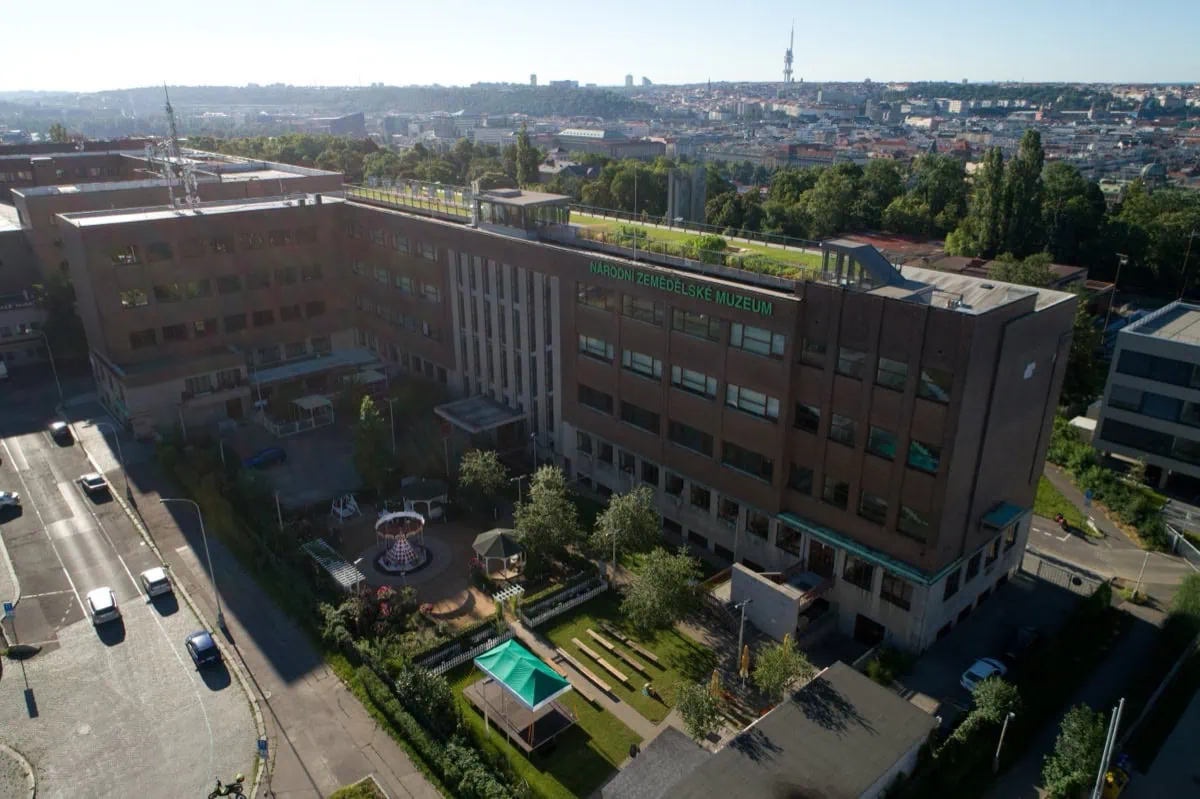 Letecký pohled na budovu Národního zemědělského muzea v Praze na Letné