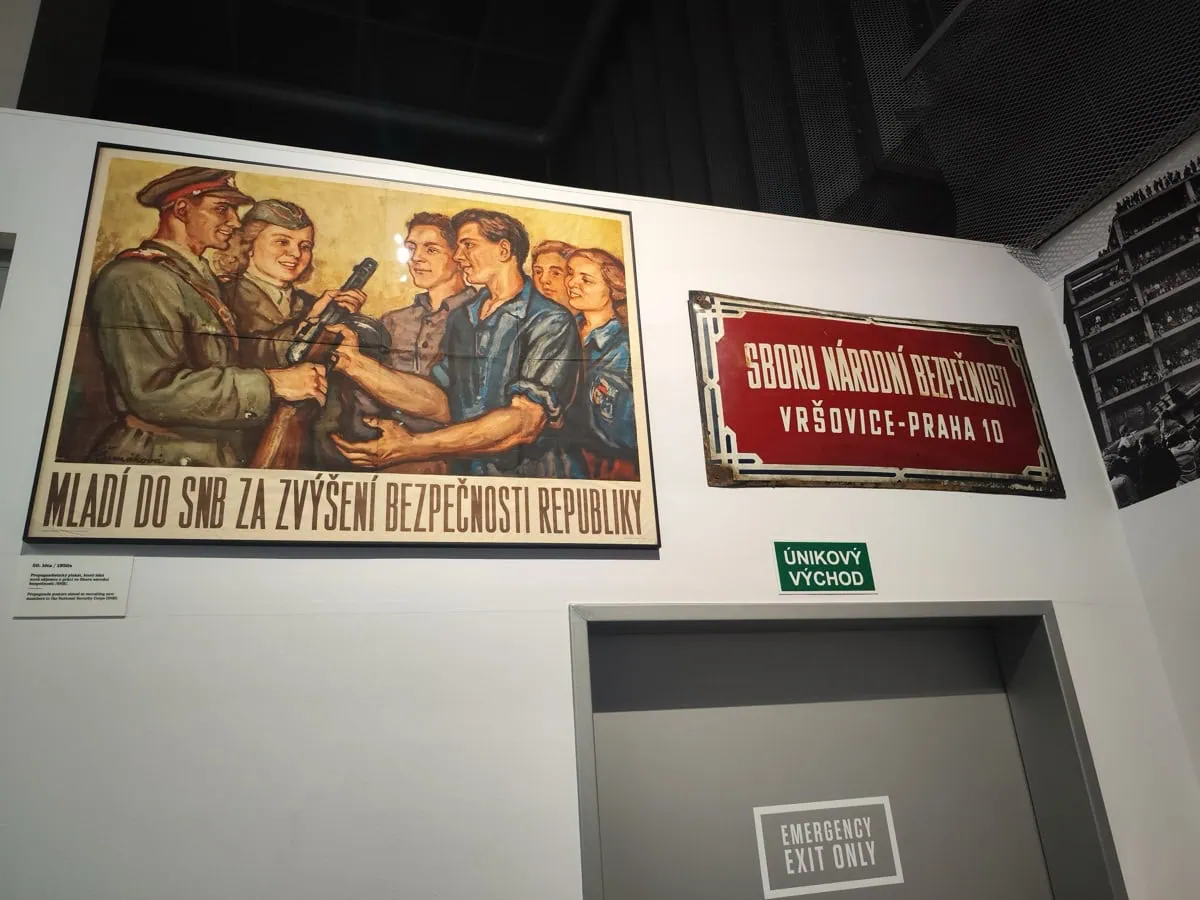 Expozice v Muzeu komunismu v Praze připomínající éru totality