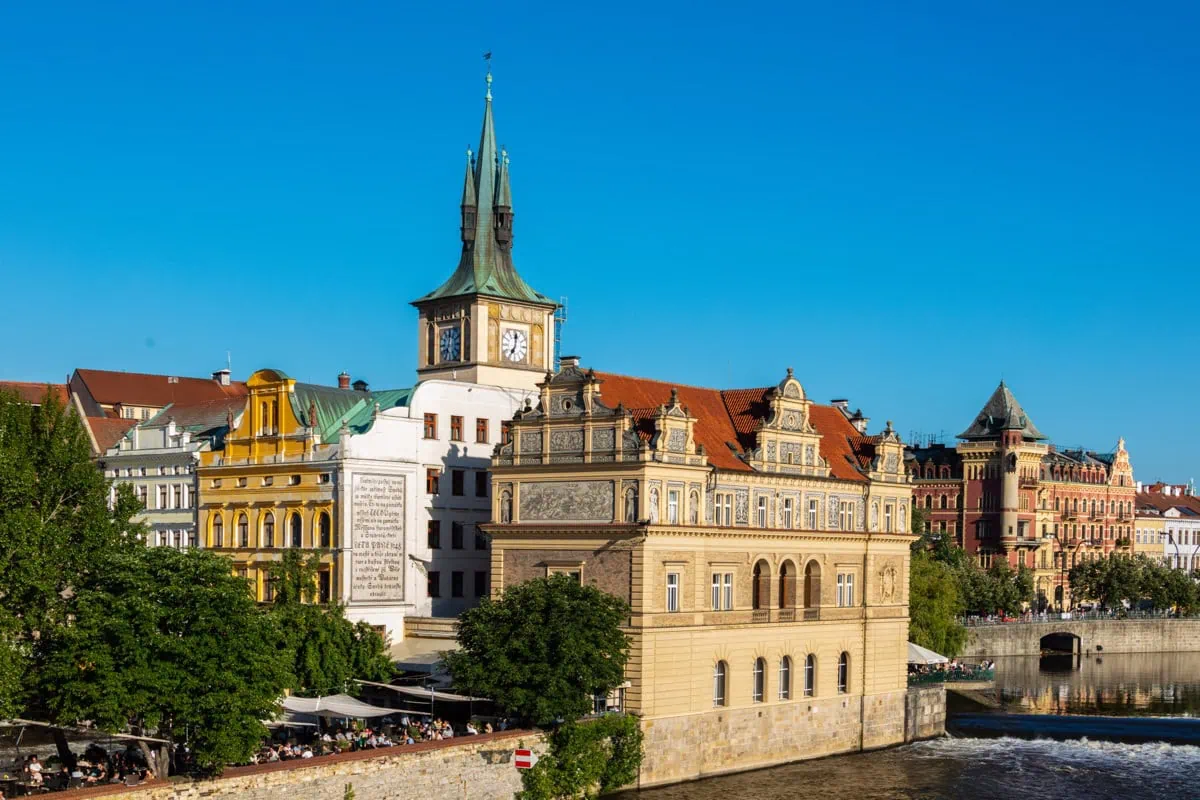 Novorenesanční budova Muzea Bedřicha Smetany na břehu Vltavy v Praze