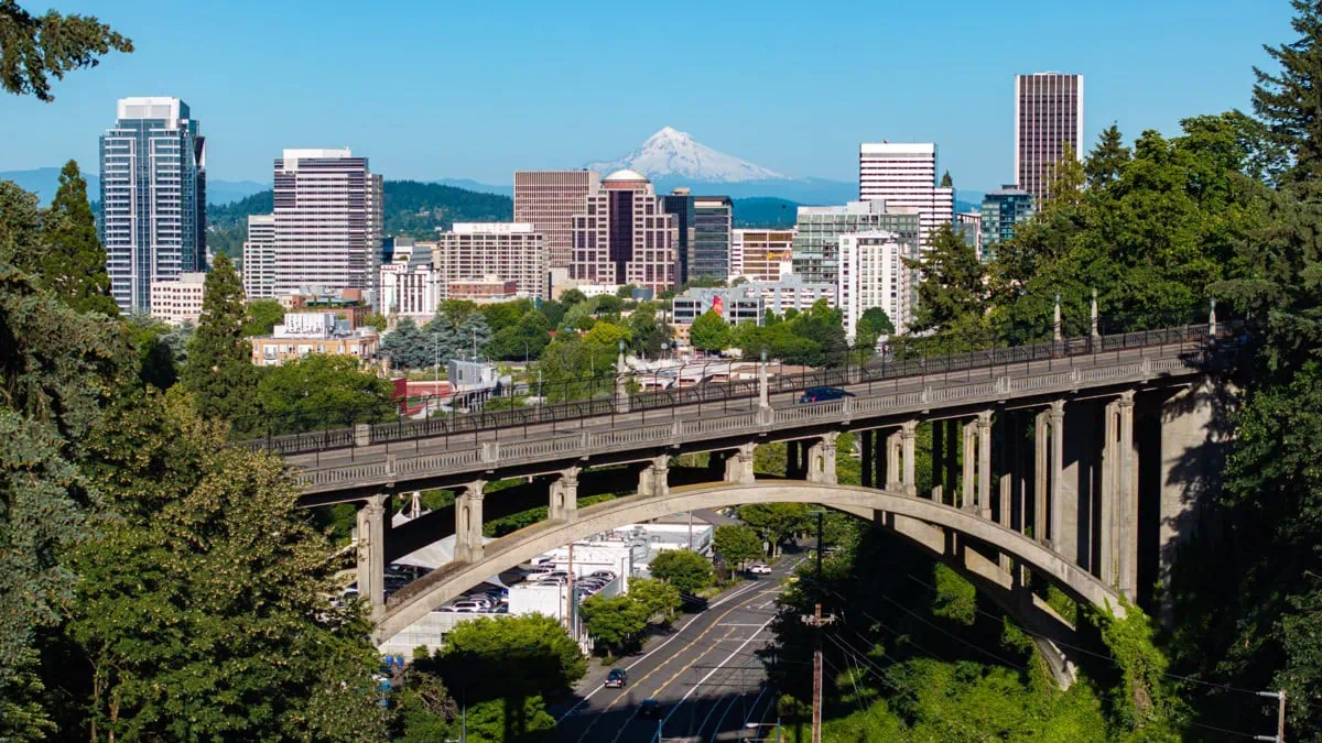 Panorama Portlandu s Mount Hood v pozadi