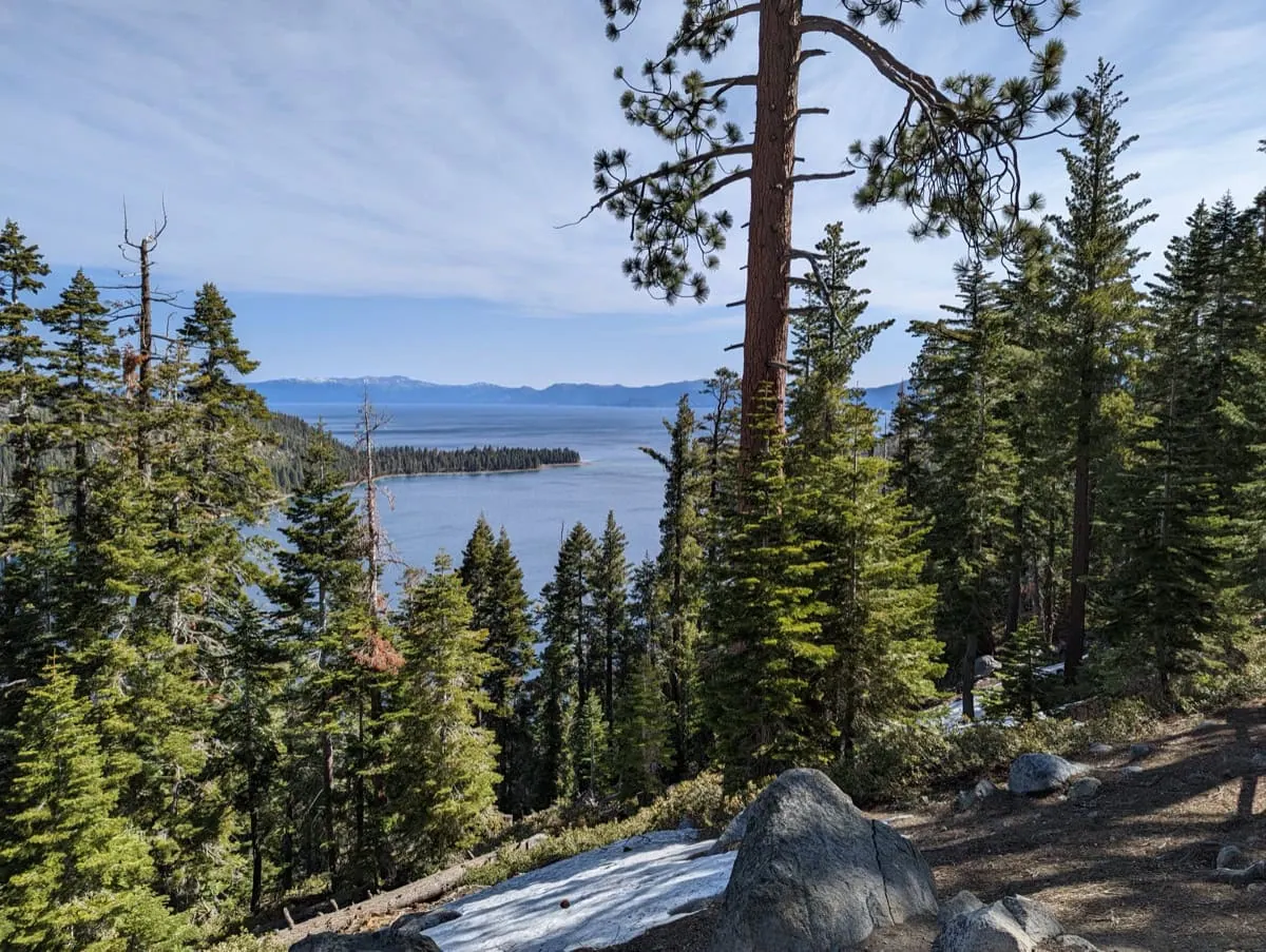 Pohled na Emerald Bay s ostrovem Fannette v Lake Tahoe