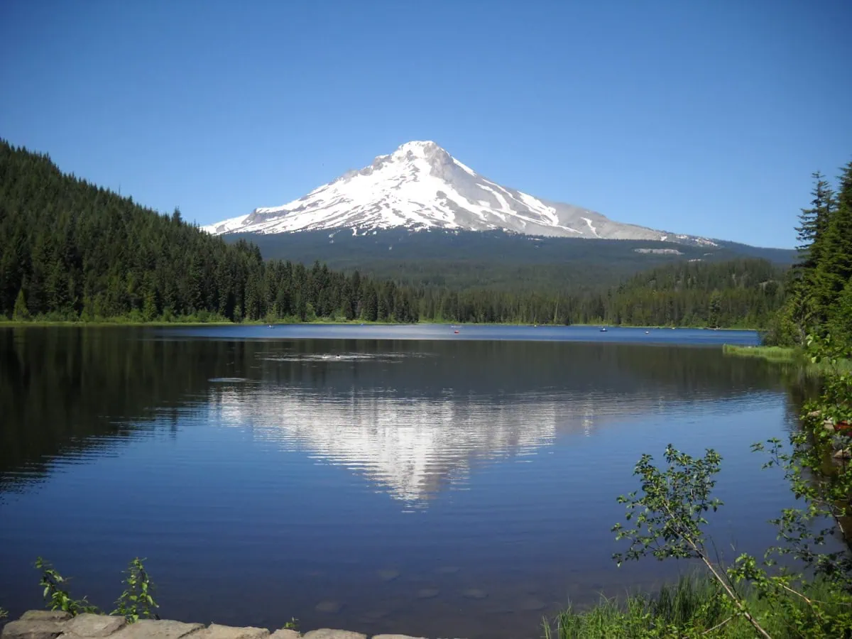 Mount Hood s odrazem v Trillium Lake za usvitu