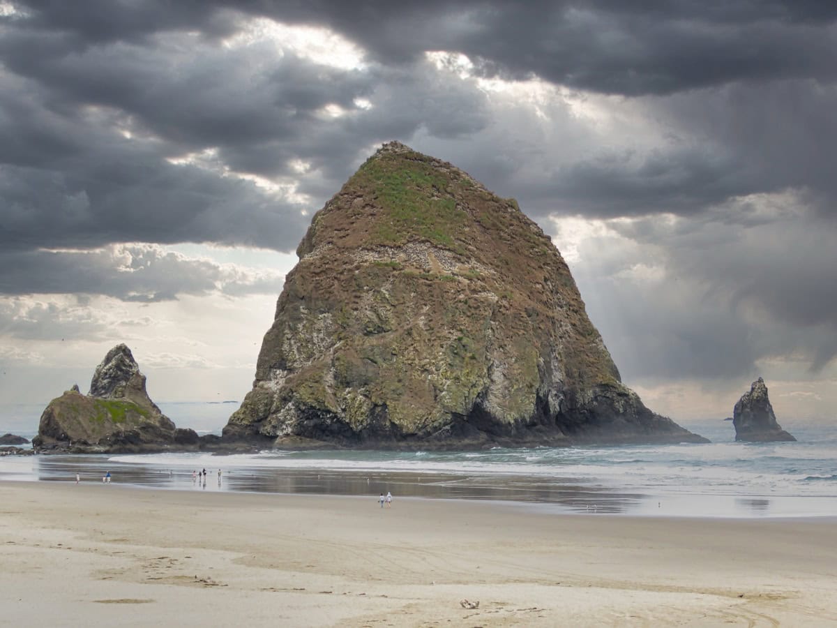 Road trip de 14 zile prin nord-vestul SUA: Oregon, Washington și Lake Tahoe 6 Stânca Haystack Rock pe plaja Cannon Beach din Oregon