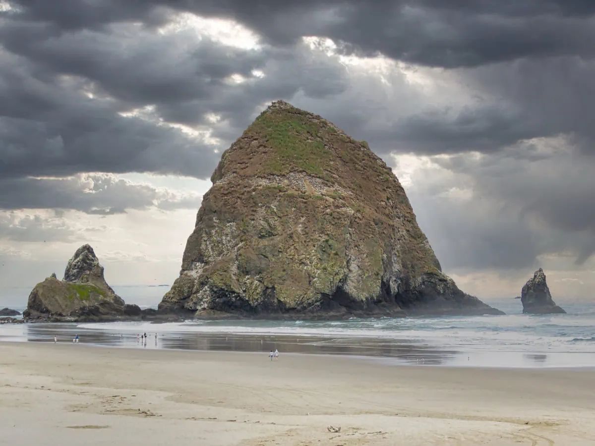 Skala Haystack Rock na plazi Cannon Beach v Oregonu