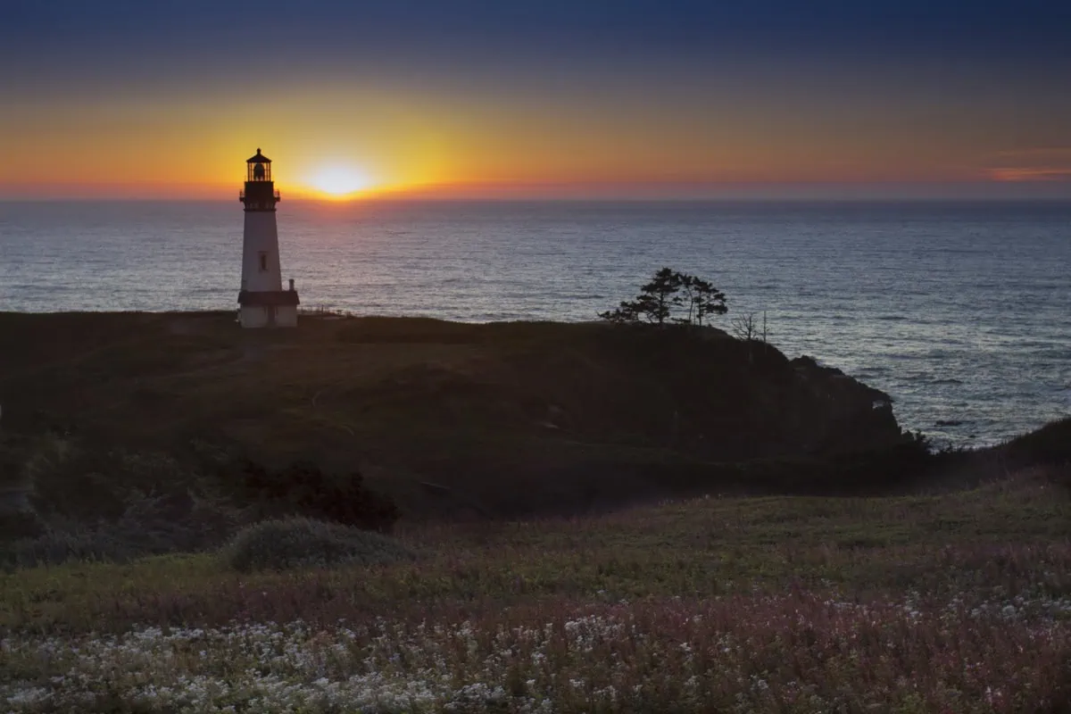 Maják Yaquina Head u Newportu na oregonském pobřeží