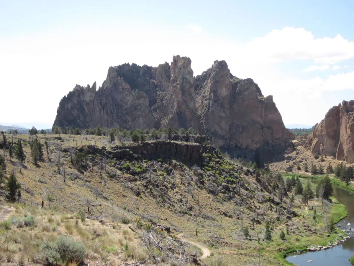 Skalni utesy v narodnim parku Smith Rock v Oregonu