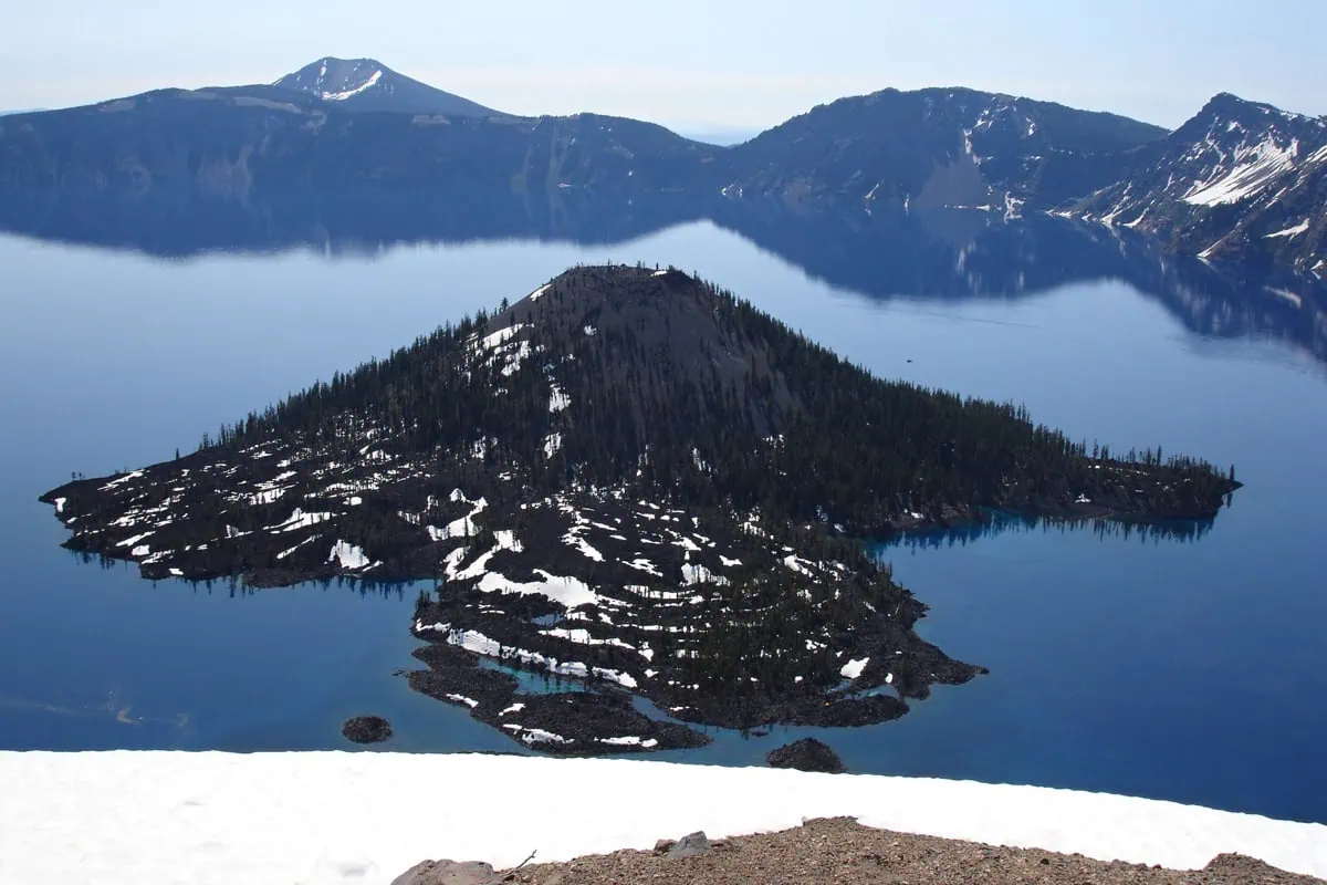Wizard Island uprostred Crater Lake v Oregonu