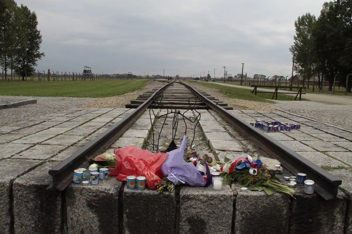 Auschwitz-Birkenau (Osvětim): 21 věcí, které byste měli vědět před návštěvou 2 Koleje koncici uprostred vyhlazovaciho tabora Auschwitz II Birkenau