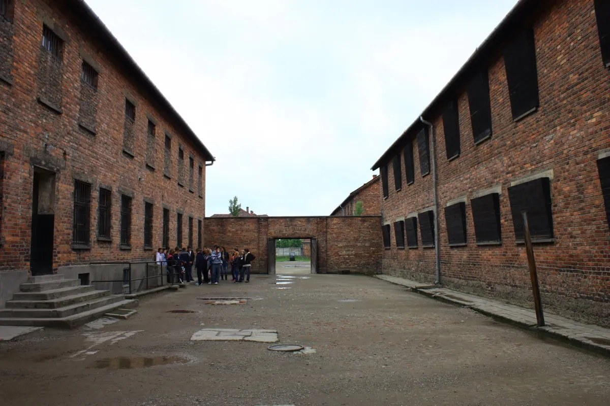 Auschwitz-Birkenau (Osvětim): 21 věcí, které byste měli vědět před návštěvou 4 Cerna zed smrti mezi bloky 10 a 11 v Auschwitz I