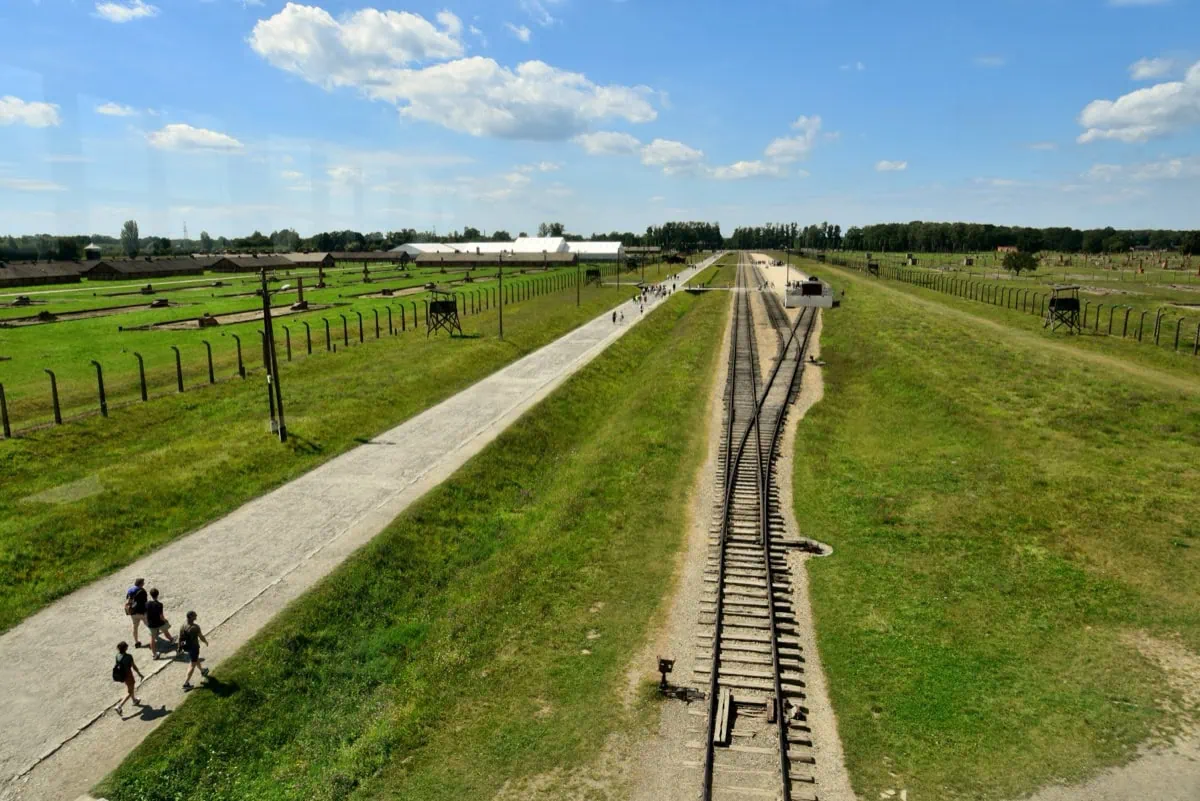 Auschwitz-Birkenau (Osvětim): 21 věcí, které byste měli vědět před návštěvou 6 Vstupni budova Birkenau s vez smrti, hlavni branka tabora