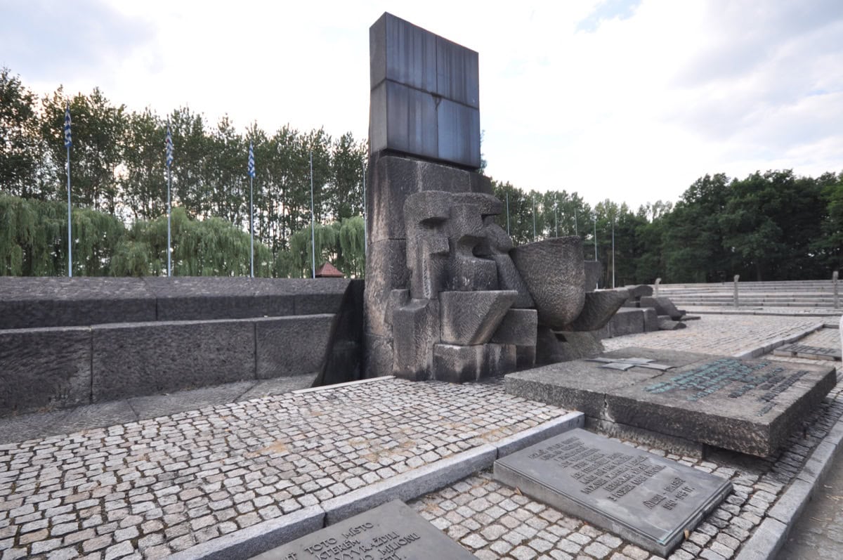 Auschwitz în Polonia: 21 de lucruri pe care trebuie să le știi înainte de vizită 10 Memorialul internațional și ruinele crematoriilor la Birkenau