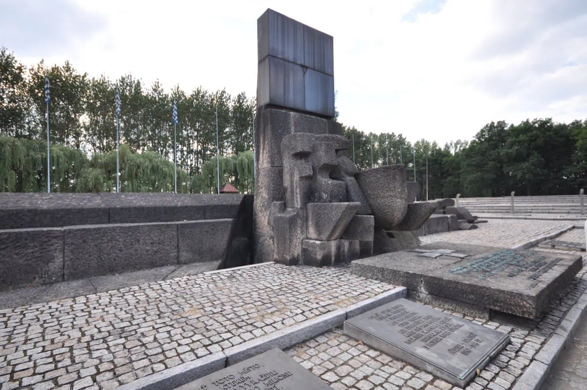 Auschwitz-Birkenau (Osvětim): 21 věcí, které byste měli vědět před návštěvou 9 Mezinarodni pamatnik a ruiny krematorii v Birkenau