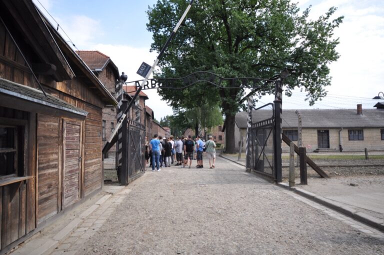 Vstupni brana Arbeit Macht Frei v Auschwitz I, hlavni symbol koncentracniho tabora