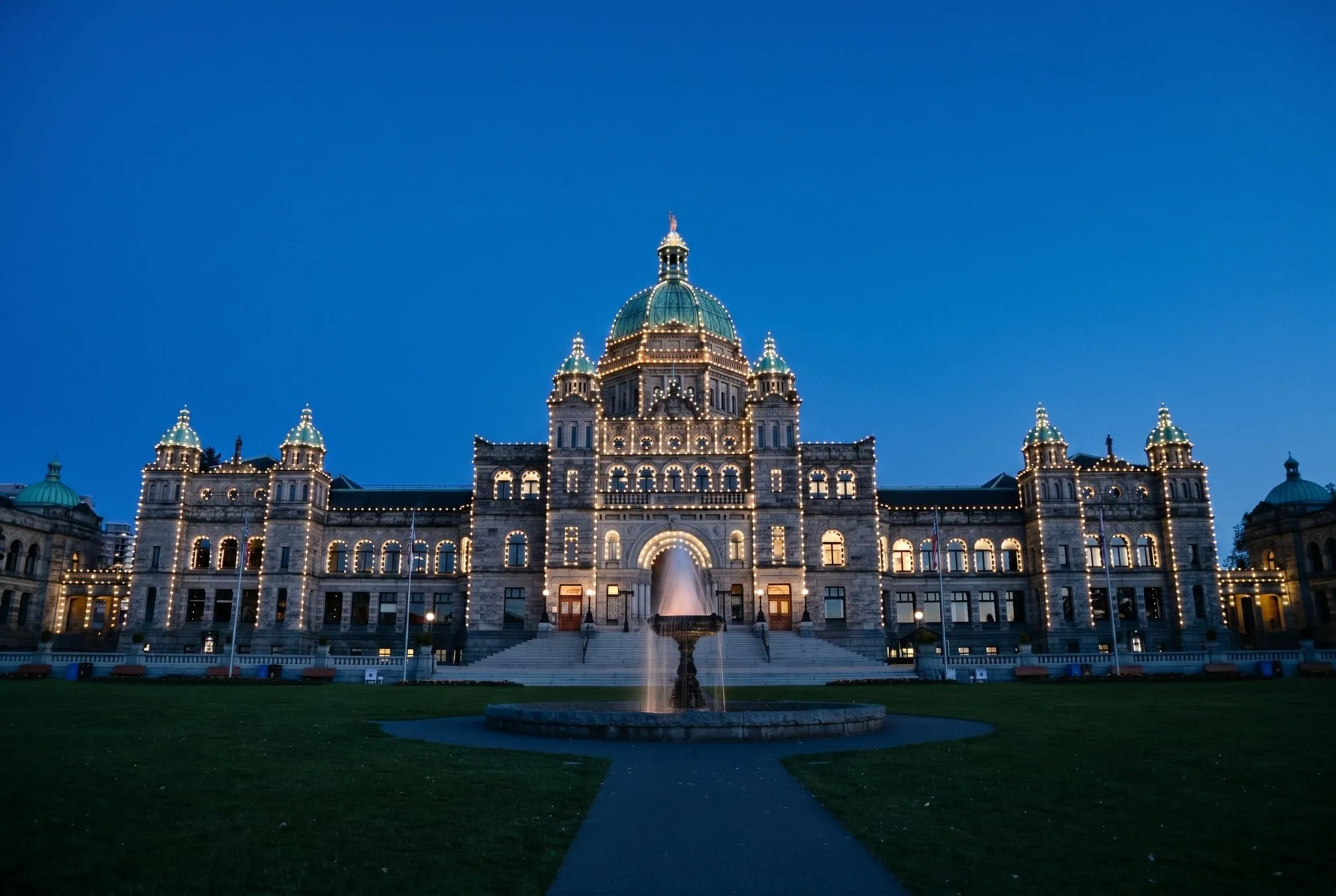 Il Parlamento della Columbia Britannica a Victoria durante l'ora blu, illuminato da centinaia di lampadine