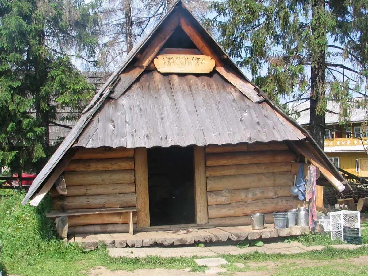 Vrchol Gubalowka s vyhledem na Tatry a tradicni budkou