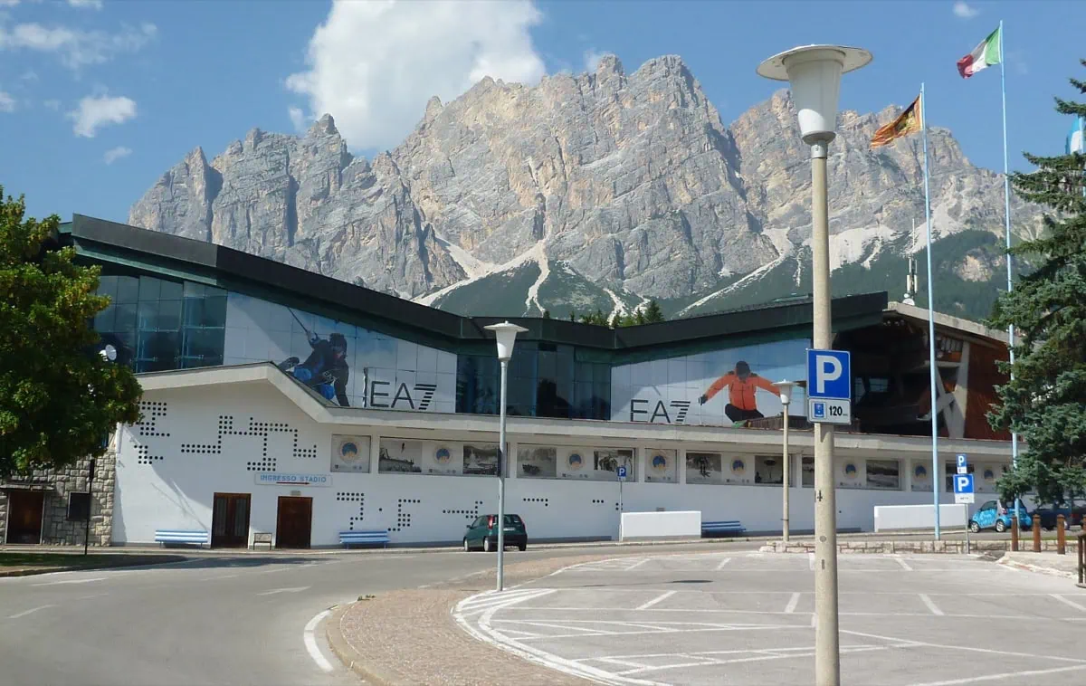 Olympicky ledni stadion v Cortine d'Ampezzo, hostitel ZOH 1956 a 2026
