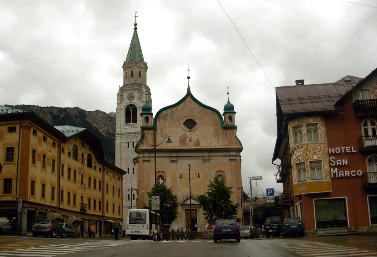 Cortina d’Ampezzo pod zasněženými Dolomity