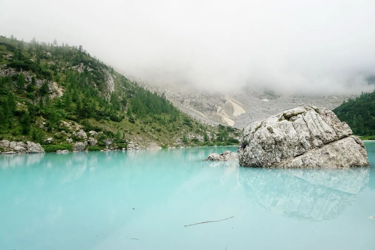 Lago di Sorapis a okolni skalni steny