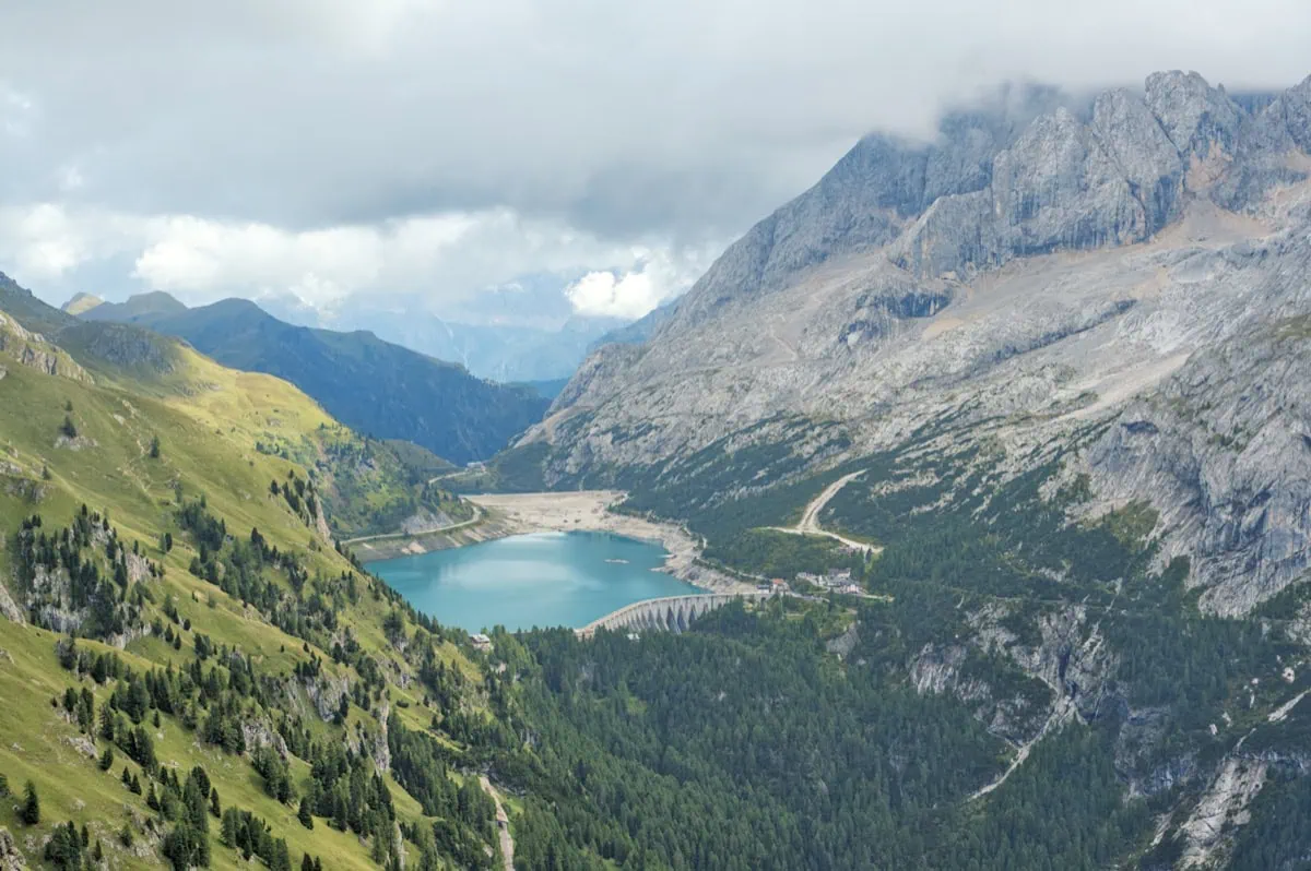 Marmolada a Lago di Fedaia v Dolomitech, jezero s odrazem ledovce