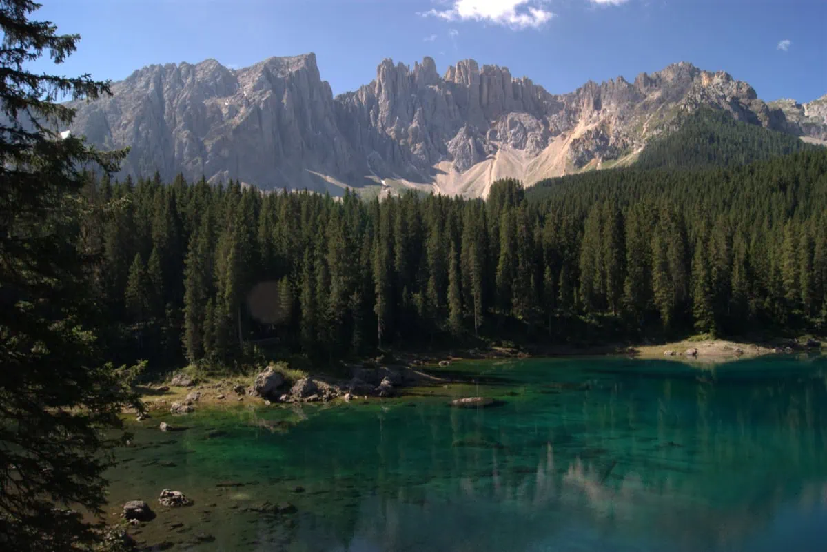 Okruh kolem Lago di Carezza s odrazem Latemar