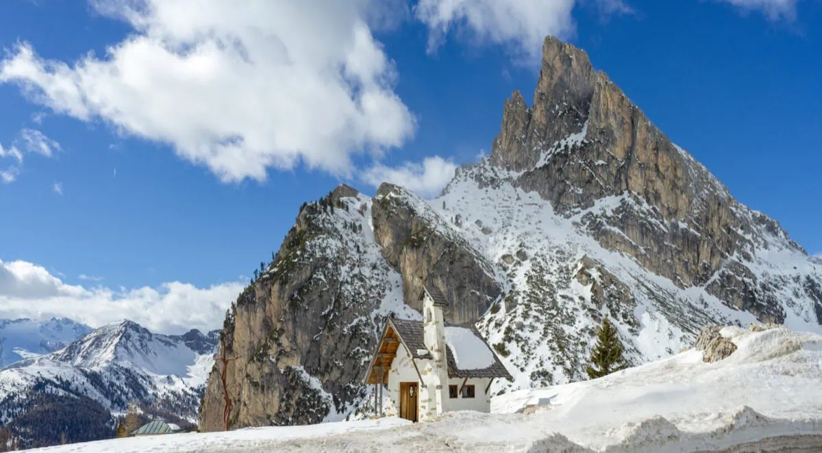 Kaplicka na Passo Falzarego s vyhledem na Sass de Stria