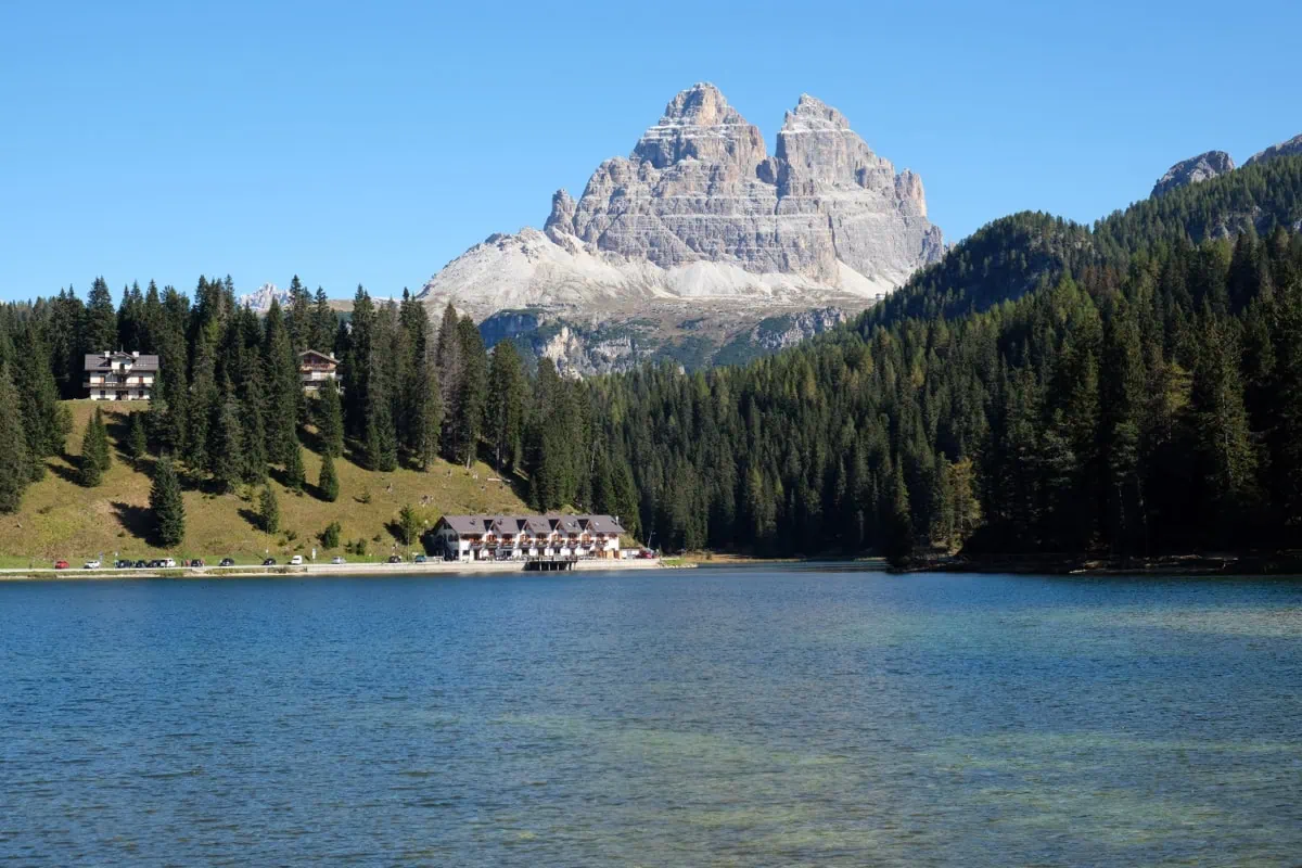 Lago di Misurina s vyhledem na Tre Cime di Lavaredo