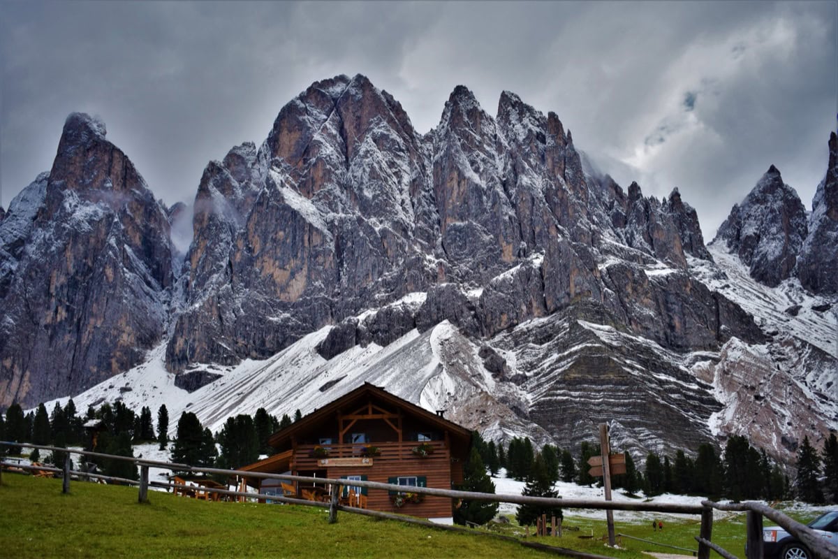 Adolf-Munkel-Weg, Dolomiti Italia: 10 consigli su cosa vedere e fare 2 Il rifugio Gschnagenhardt Alm sul percorso dell'Adolf-Munkel-Weg