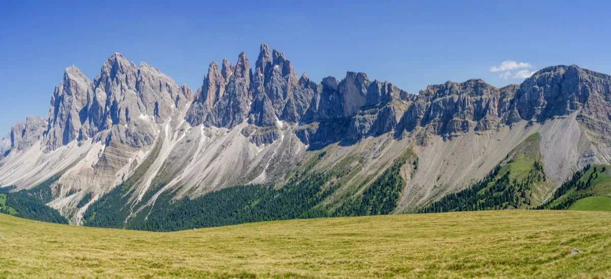 Odle a Sass Rigais nad rifugio Geisler Alm
