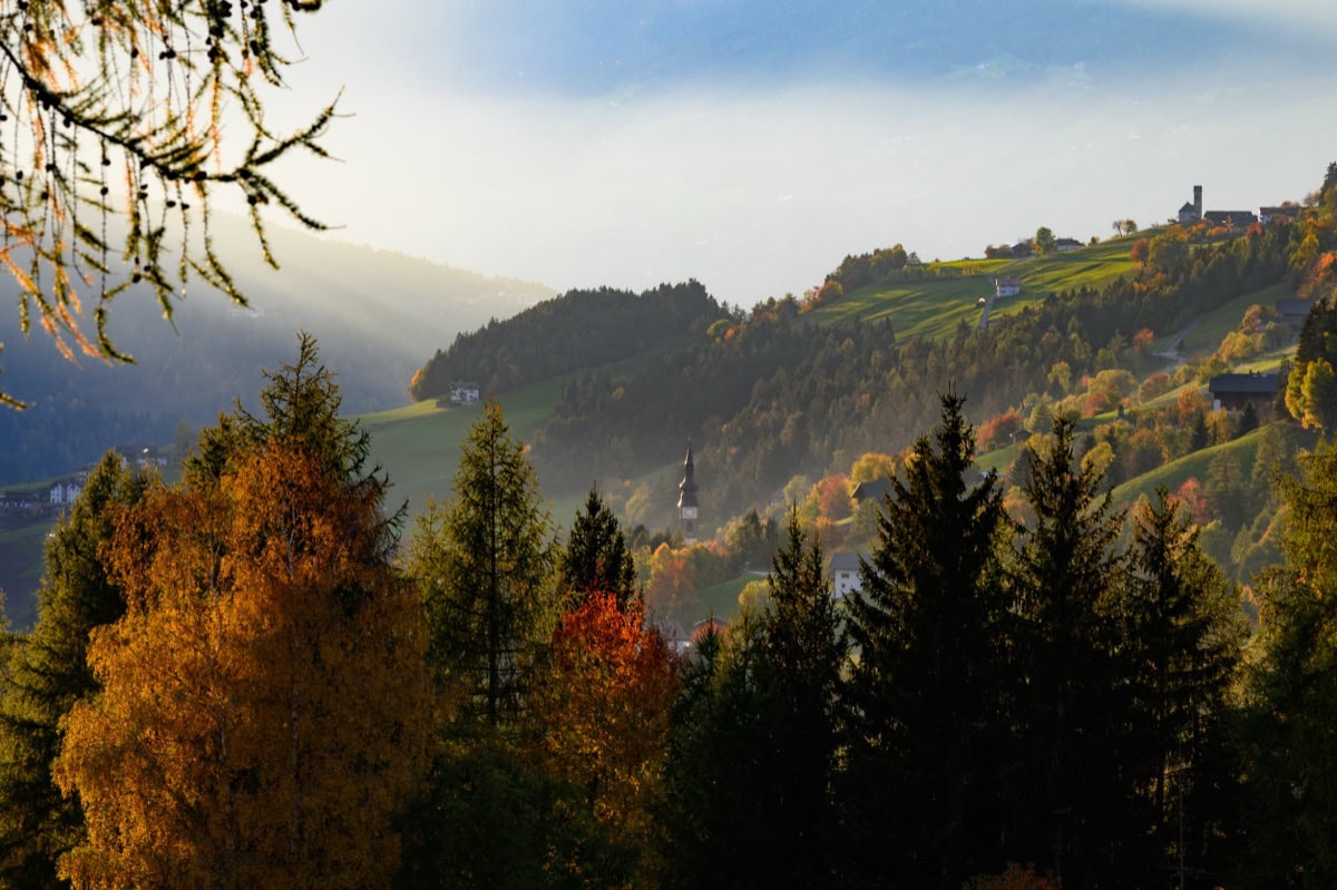 Adolf-Munkel-Weg, Dolomiti Italia: 10 consigli su cosa vedere e fare 6 I colori dei larici in autunno in Val di Funes