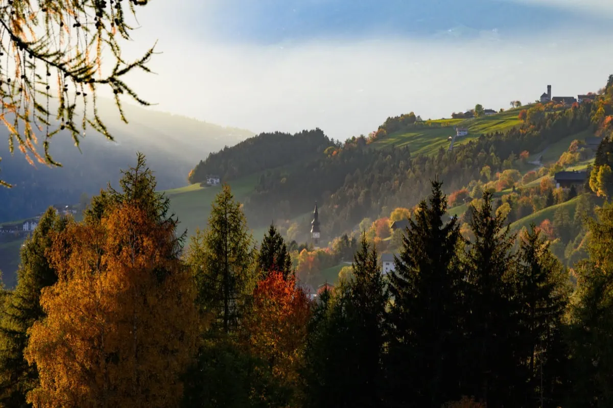 Modřinové barvy podzim ve Val di Funes
