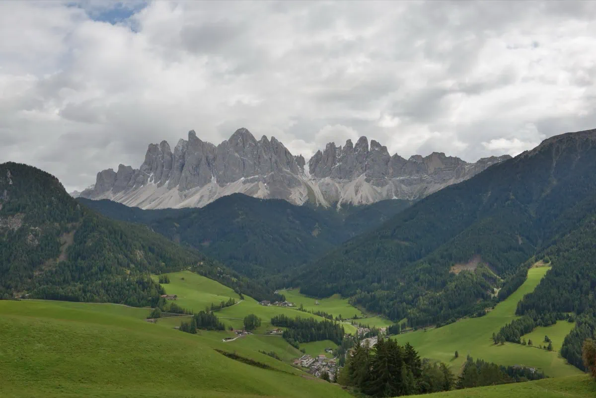 Podzimni panorama Sankt Magdalena ve Val di Funes s kostelikem
