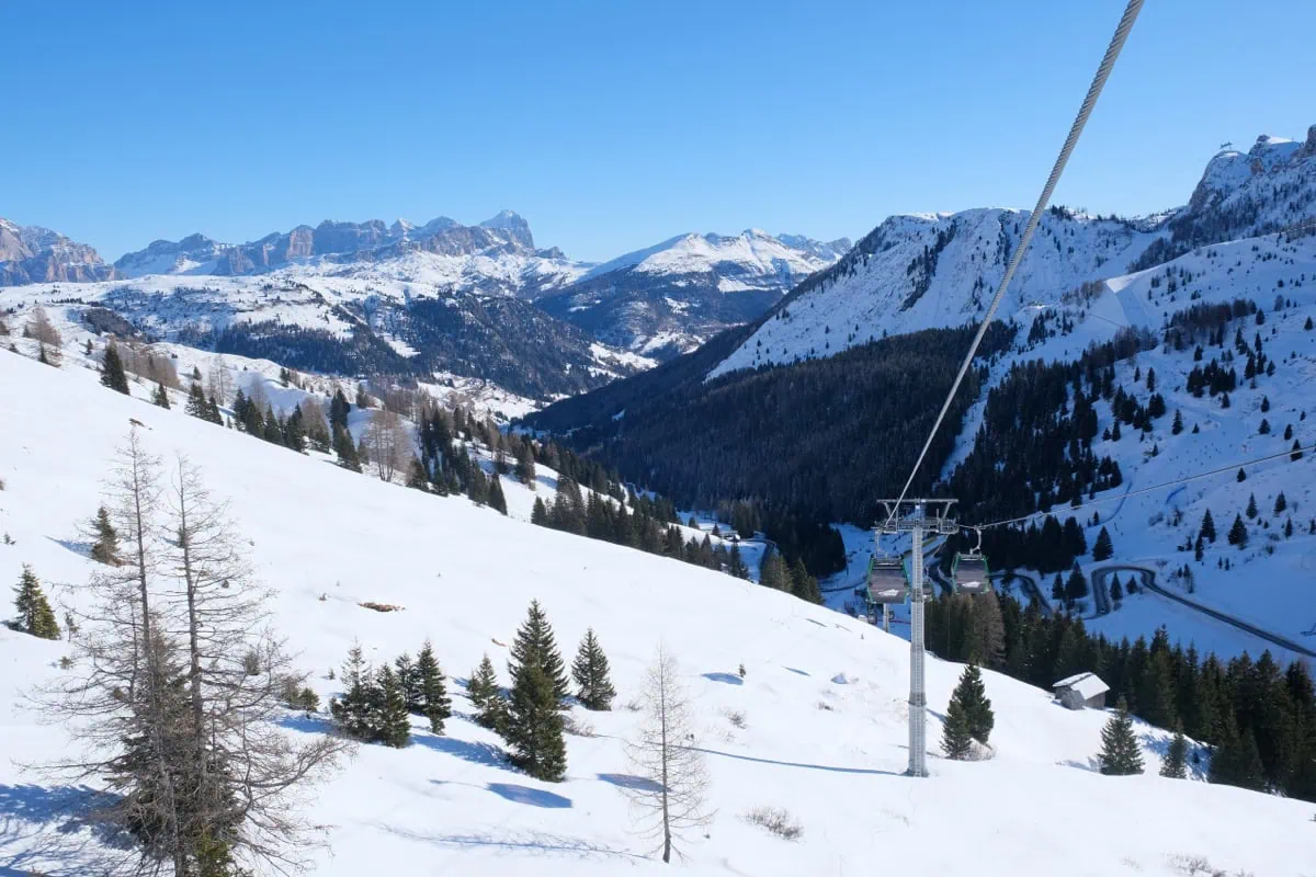 Marmolada se Sellaronda turisty z Passo Pordoi