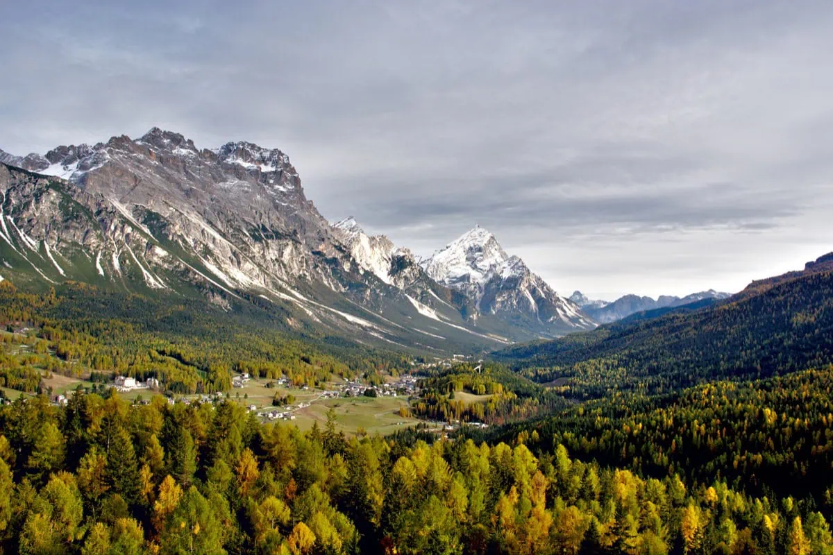 Pruvjezd Passo Giau s vyhledem na Croda da Lago