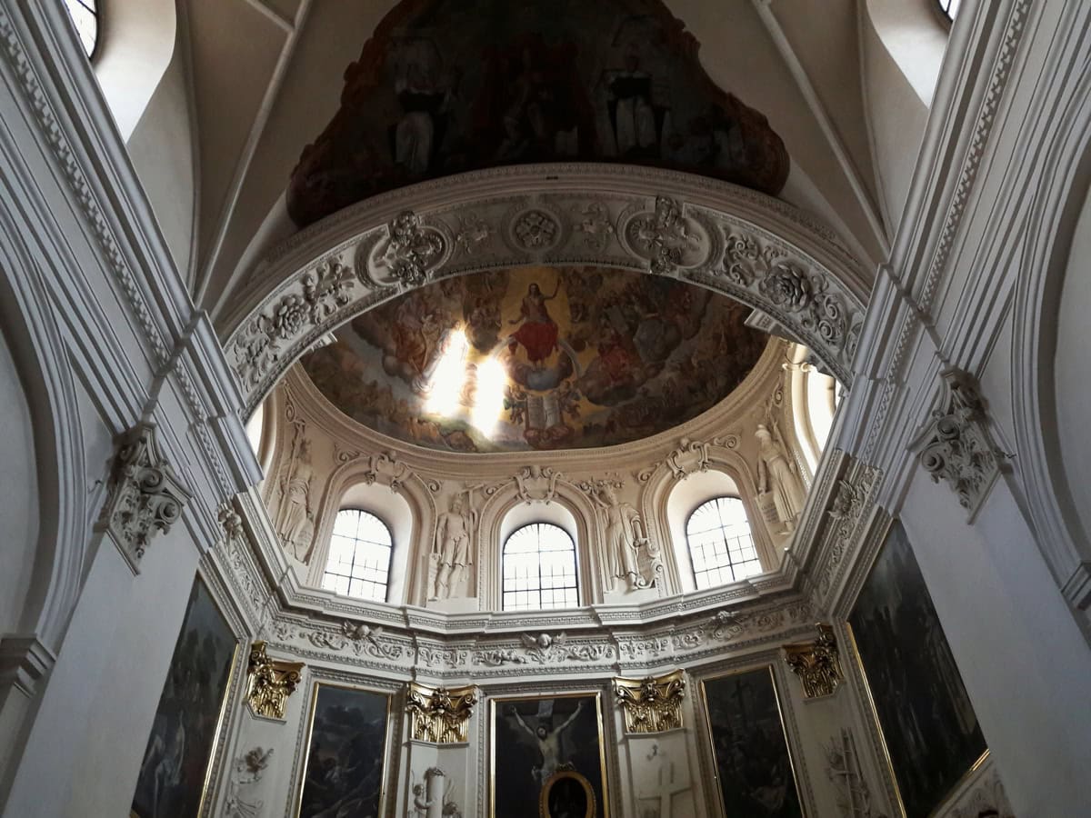 Lublin, Polsko: 15 tipů, co vidět a dělat v multikulturní perle 16 Interier Dominikanske baziliky v Lublinu