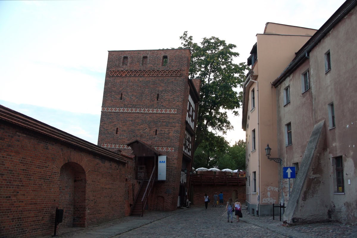 Toruň, Polsko: 12 tipů, co vidět a dělat (UNESCO, perník, Koperník) 9 Krziva vez (Krzywa Wieza) v Torune - 145cm odchylka