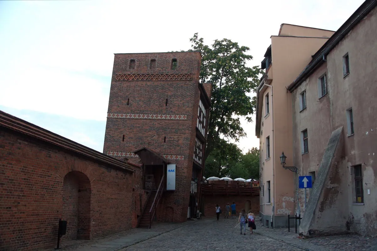 Toruň, Polsko: 12 tipů, co vidět a dělat (UNESCO, perník, Koperník) 9 Krziva vez (Krzywa Wieza) v Torune - 145cm odchylka