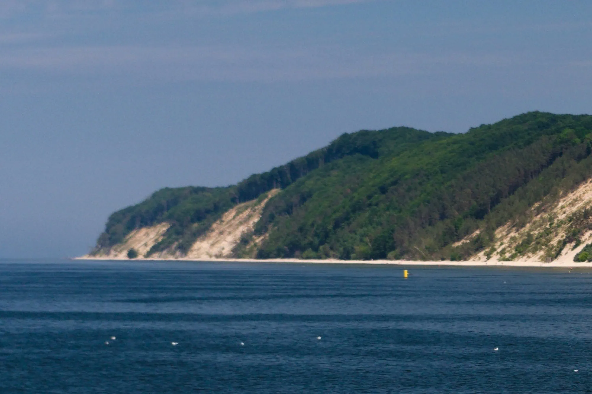 Pohled na vyhlídku Gosań Hill z mola v Międzyzdrojích