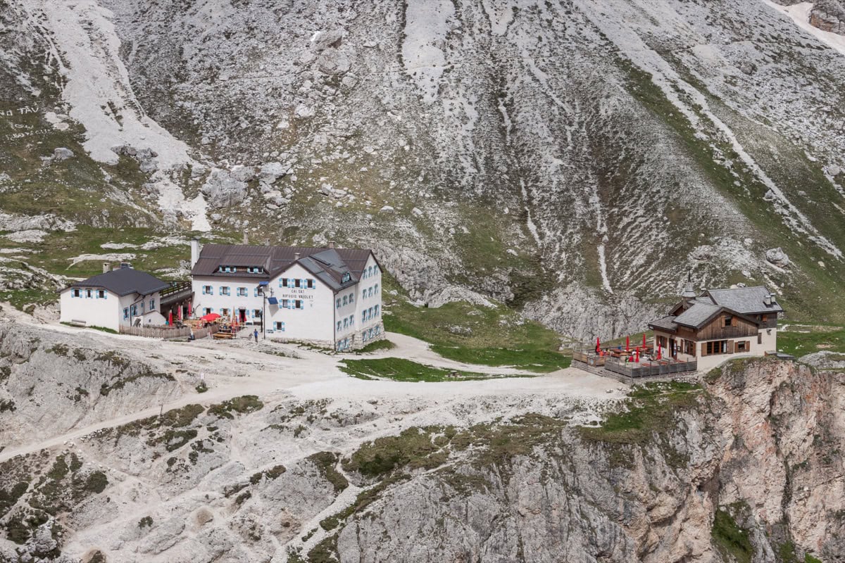 Catinaccio / Rosengarten, Dolomiti: 10 cose da vedere e fare 3 Rifugio Vajolet e Preuss con le Torri del Vajolet