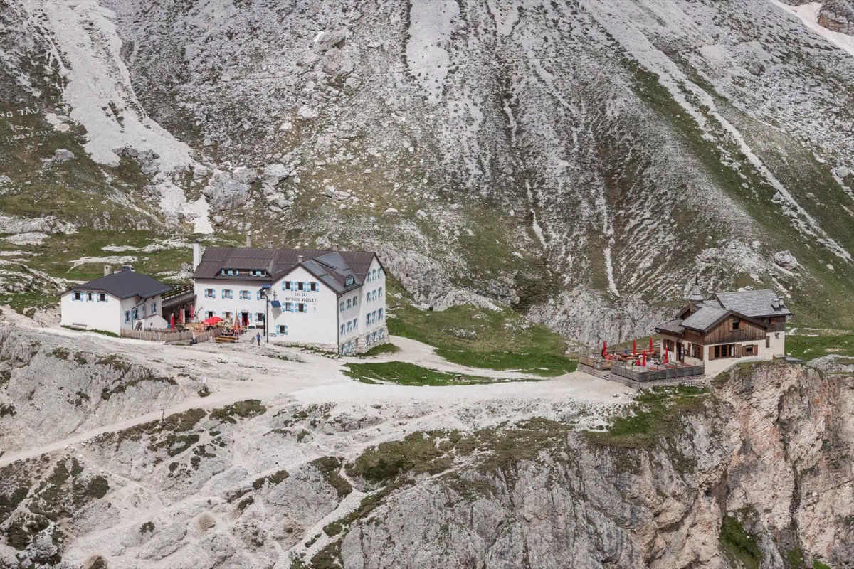 Rifugio Vajolet a Preuss s Vajolet Towers