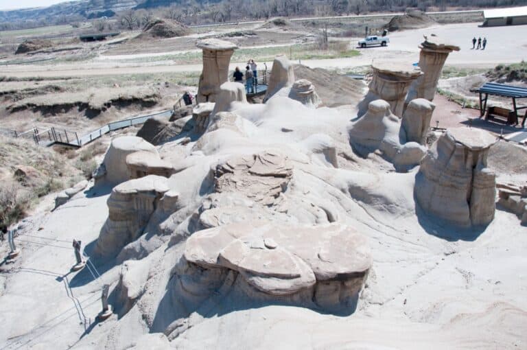 Drumheller hoodoos - dinosauri badlands v Albertě