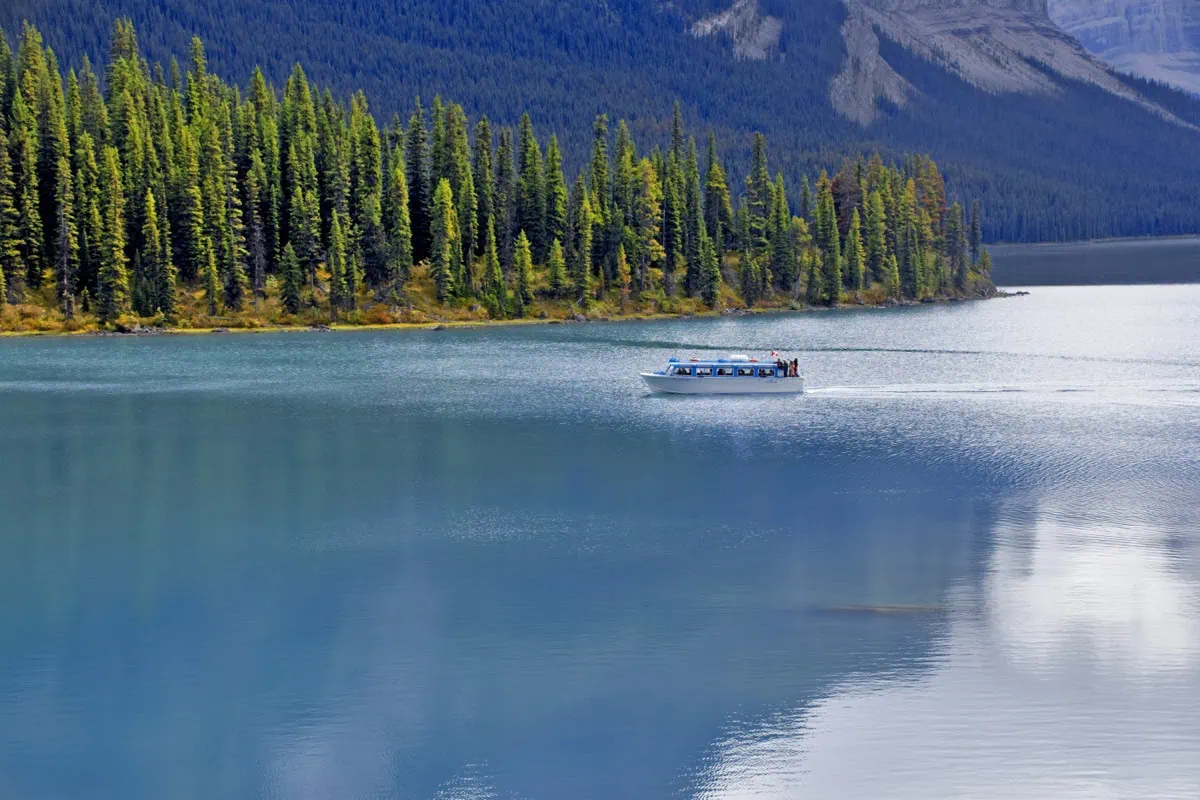 Maligne Lake Tour Boat v září