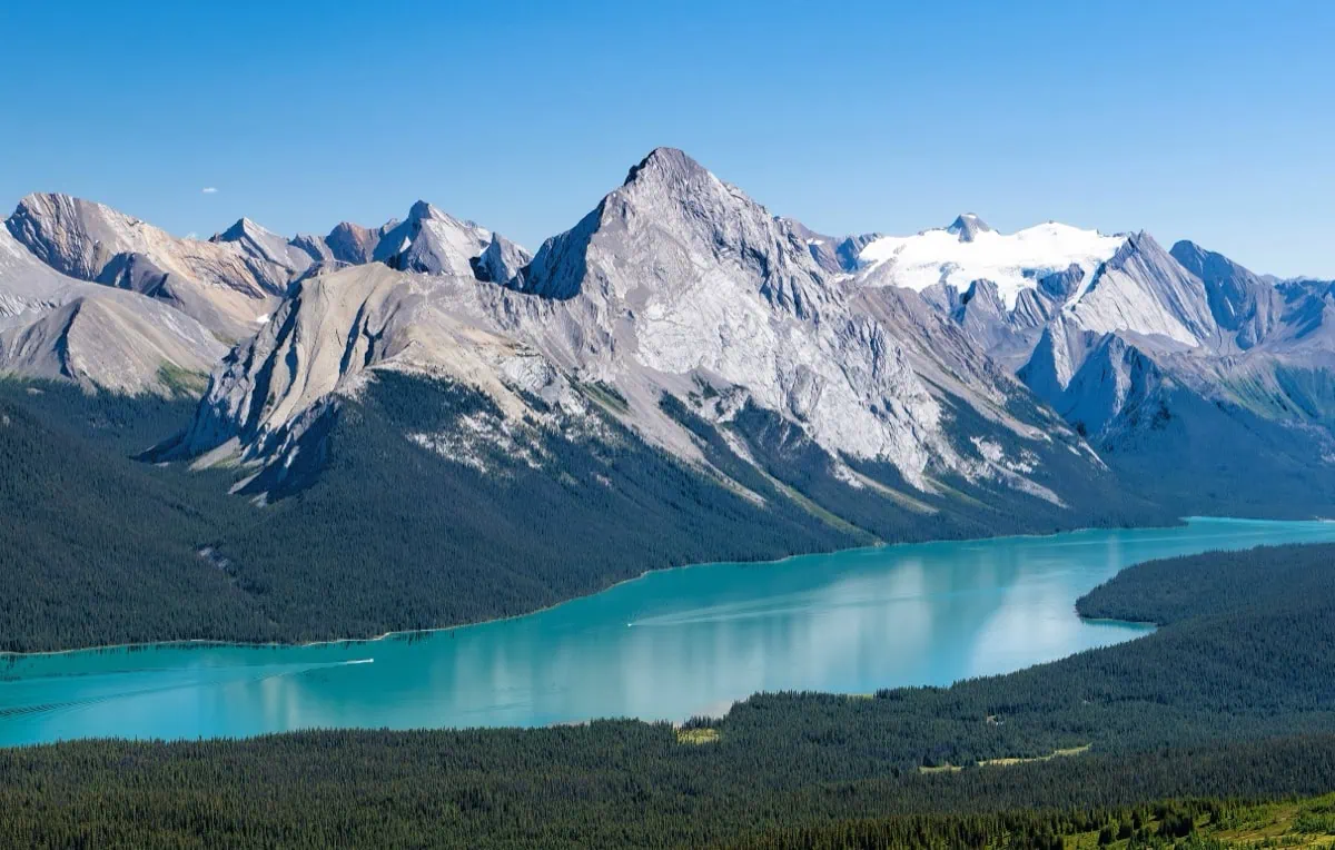 Maligne Lake s mlhou nad horami