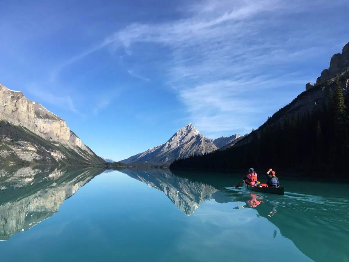 Kanoe na Maligne Lake — backcountry trip