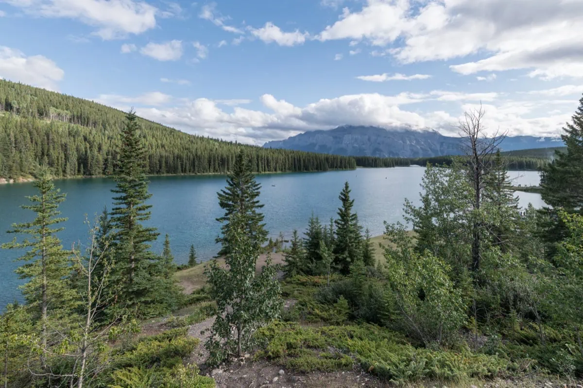 Polární záře v Albertě: Kde a kdy ji můžete vidět 5 Two Jack Lake u Banffu