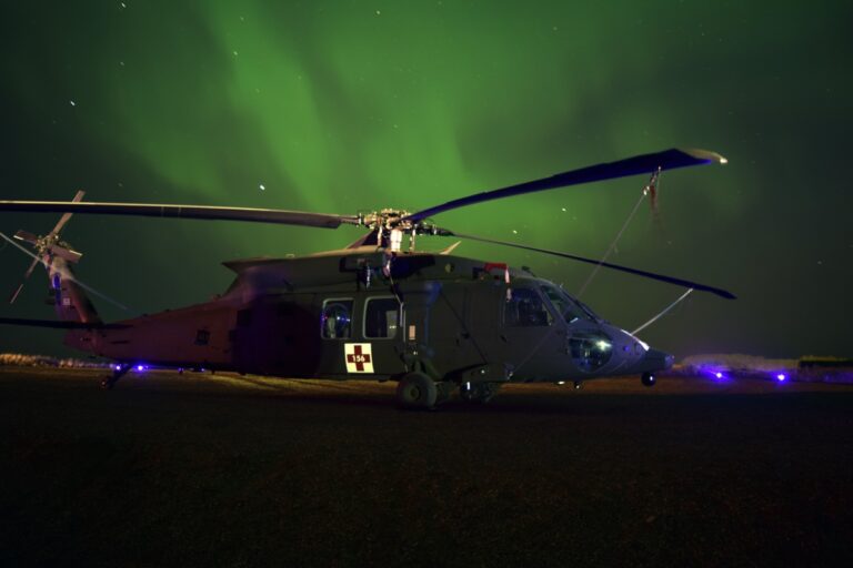 Polarni zare aurora borealis nad Albertou