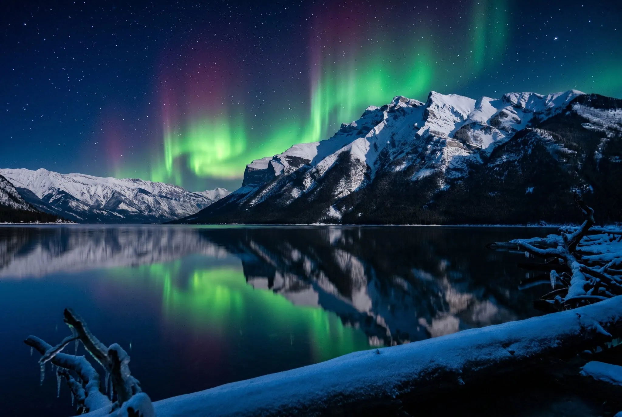 Polární záře v Albertě: Kde a kdy ji můžete vidět 6 Polárni záře nad zamrzlým Lake Minnewanka v národním parku Banff