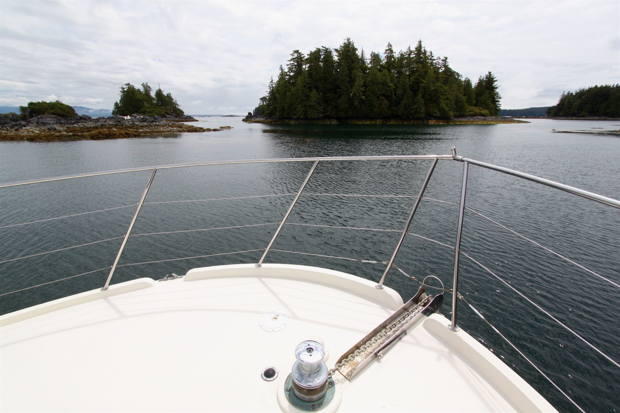 Plachetnice zakotvená v Broken Group Islands, Barkley Sound