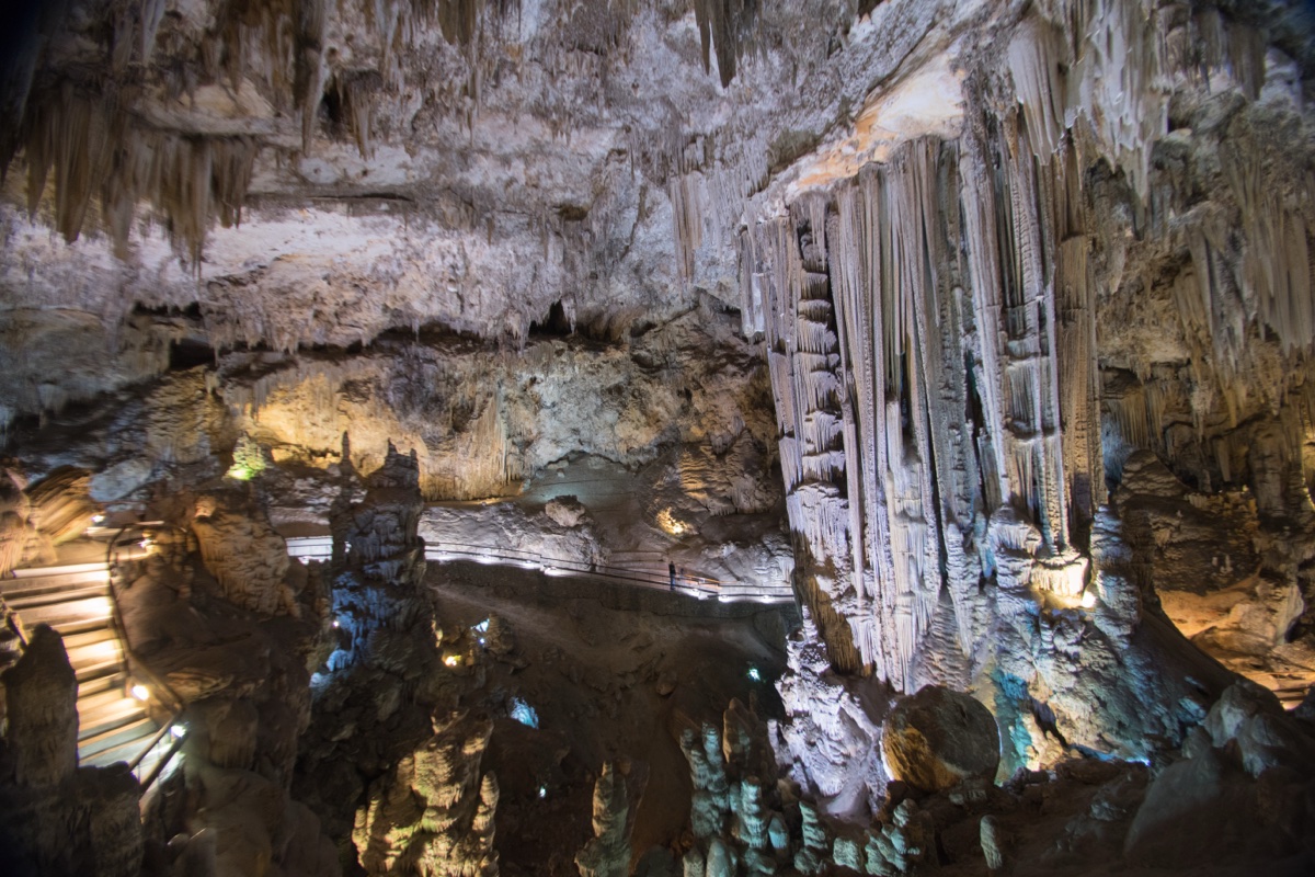Obří krápníkový sloup v jeskyni Cueva de Nerja